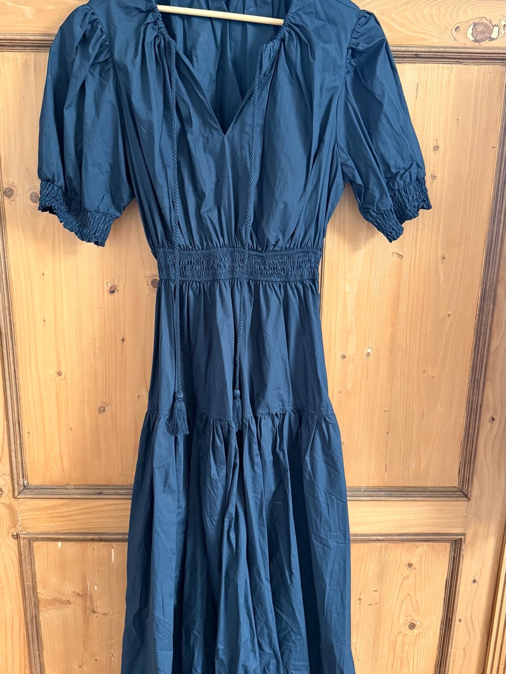 NWOT Moon River Navy Puff-Sleeve V-Neck Midi Dress Lower Back Cut Out Style